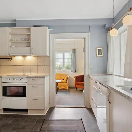 2 Bedroom Beautiful In Prázdninový dům Ringe