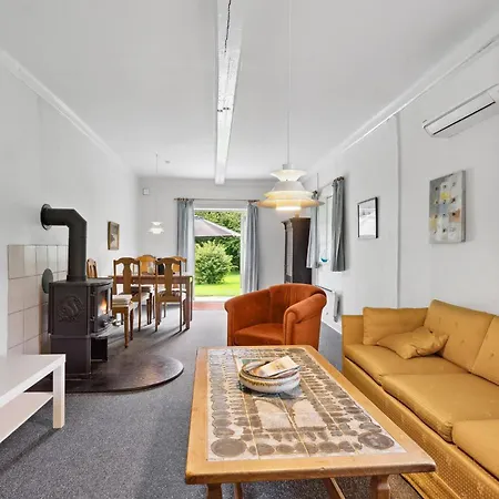 2 Bedroom Beautiful In Ringe