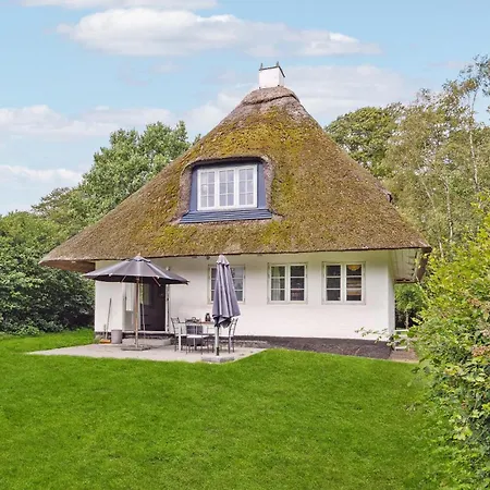 2 Bedroom Beautiful In Prázdninový dům Ringe