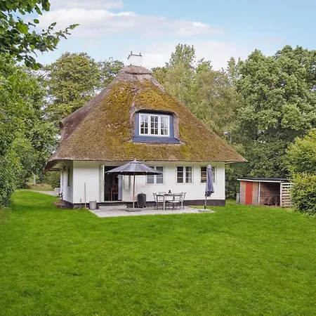 2 Bedroom Beautiful In Prázdninový dům